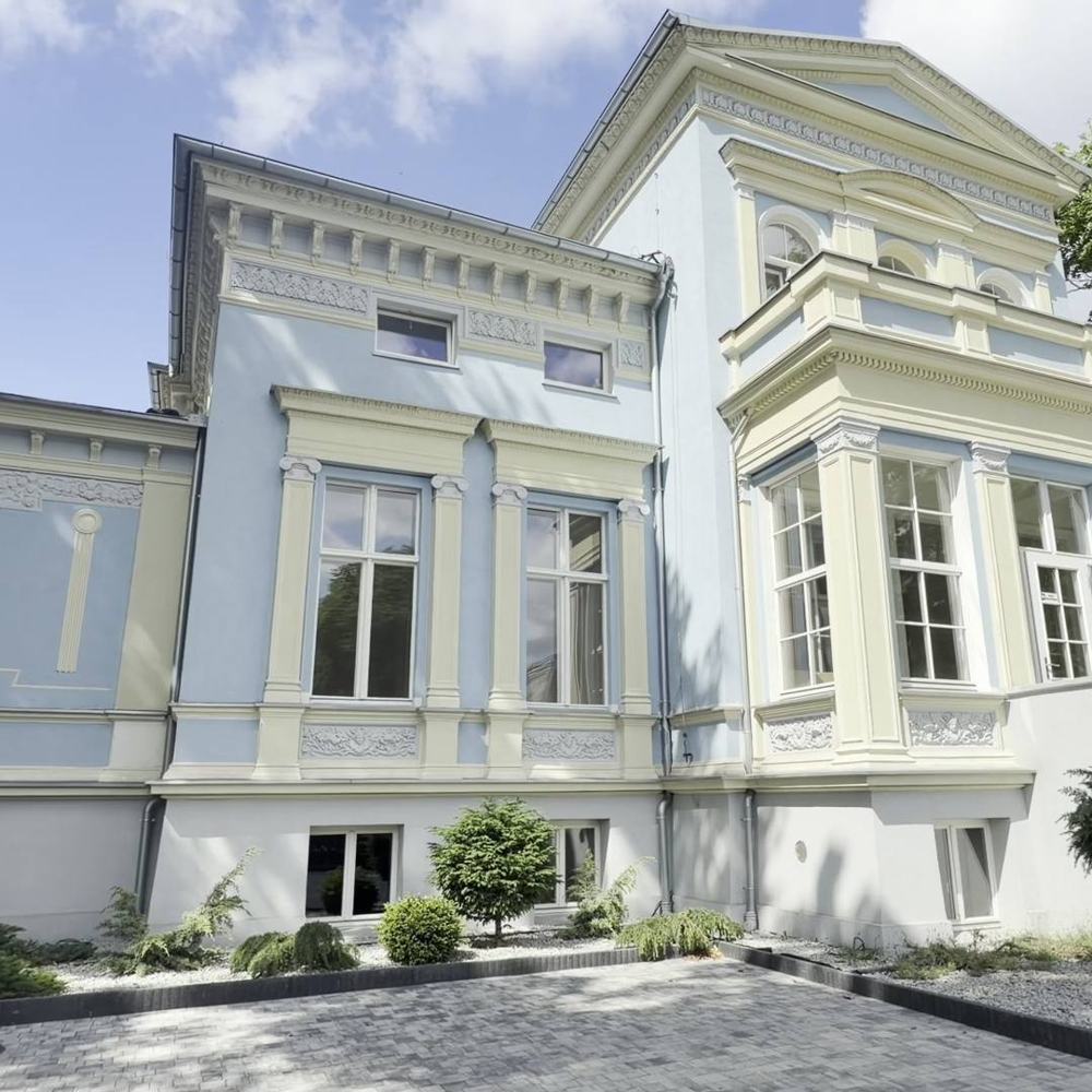 Boczna elewacja Willi Astoria po remoncie